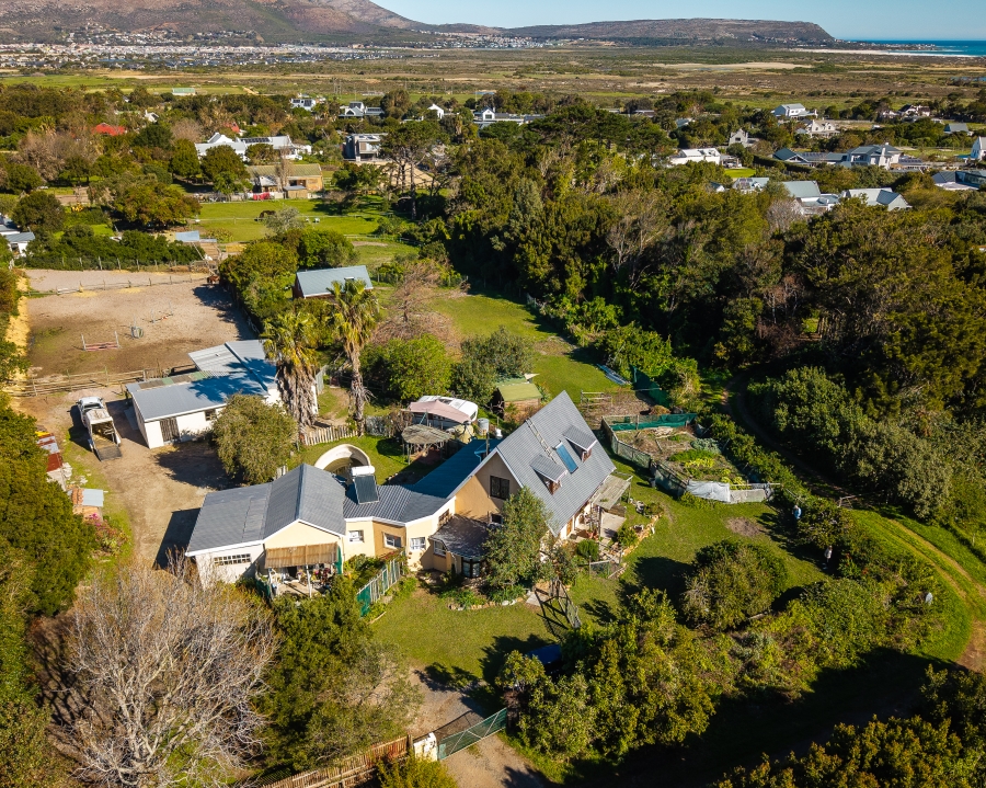 4 Bedroom Property for Sale in Meadowsteads Western Cape